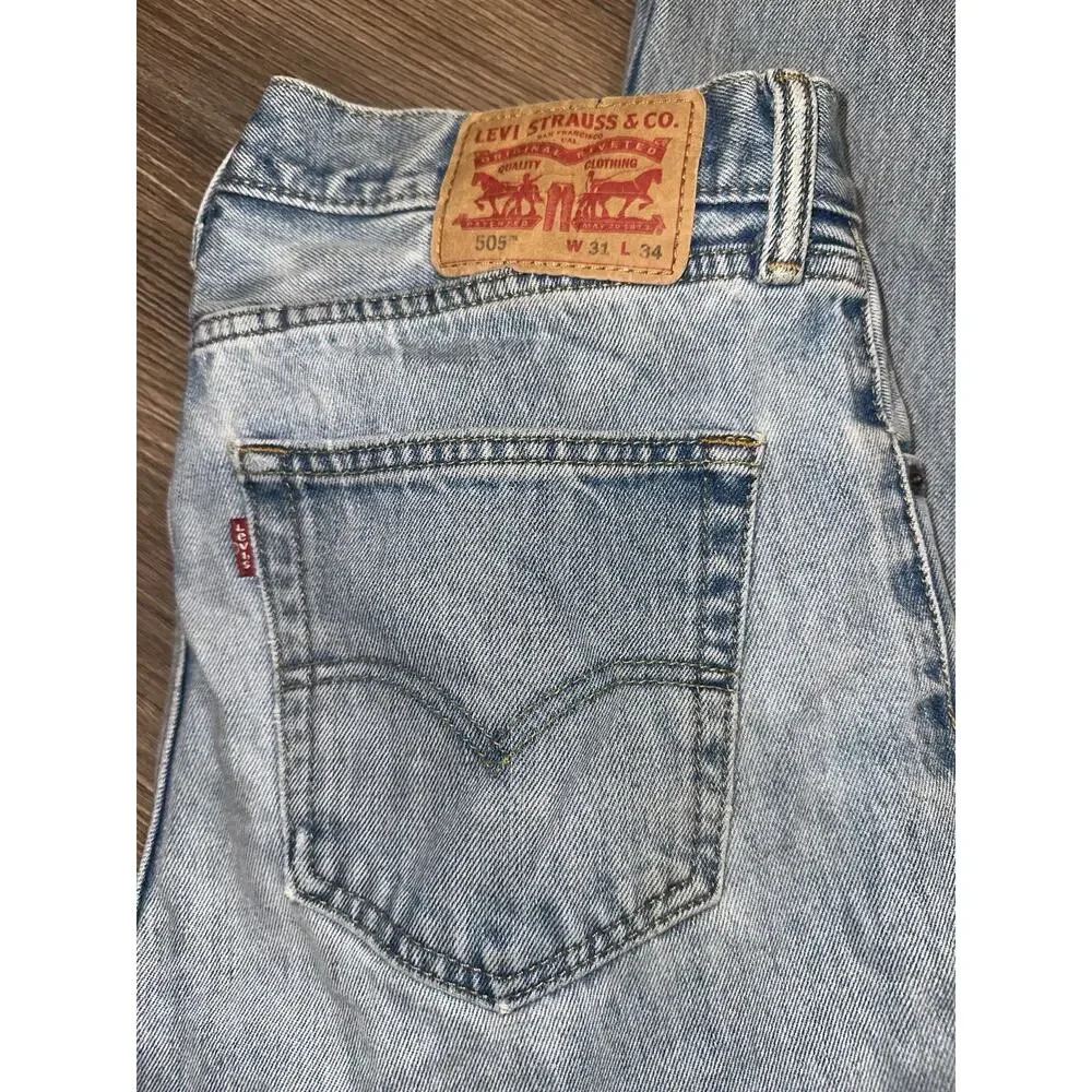 Levi's 505 straight fit jeans in a light wash finish 31Wx34L